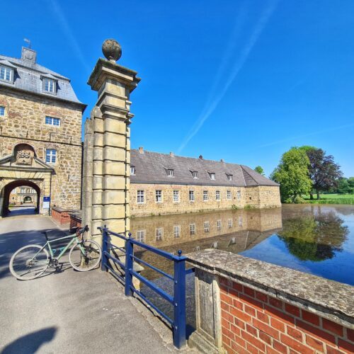 Das Foto zeigt ein Gravelbike bei der Gravelrunde durch den Kreis Recklinghausen am Wasserschloss Lembeck in Dorsten