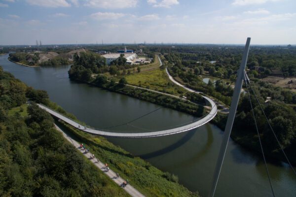 Das Foto zeigt die Grimberger Sichel und den Radweg entlang des Rhein-Herne-Kanals in Gelsenkirchen