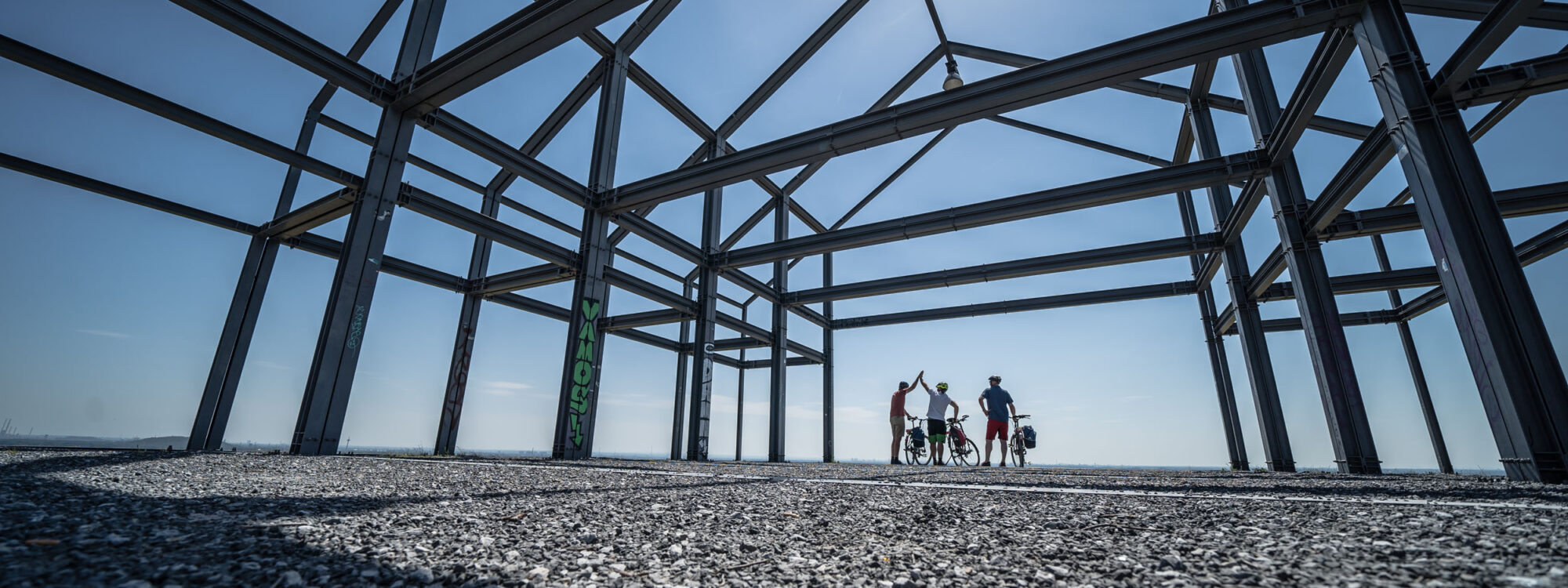 Das Foto zeigt Radfahrer am Hallenhaus auf der Halde Norddeutschland in Neukirchen-Fluyn