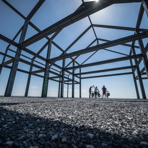 Das Foto zeigt Radfahrer am Hallenhaus auf der Halde Norddeutschland in Neukirchen-Fluyn