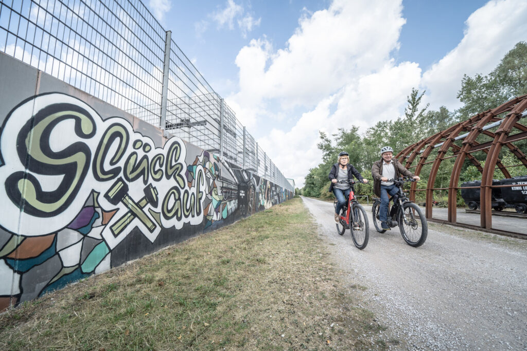 Das Foto zeigt Radfahrende beim Bahntrassenradeln auf der König-Ludwig-Trasse in Recklinghausen