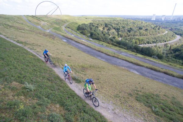 The photo shows cyclists on their MTBs on the Cross Country Trail Hoheward in Herten