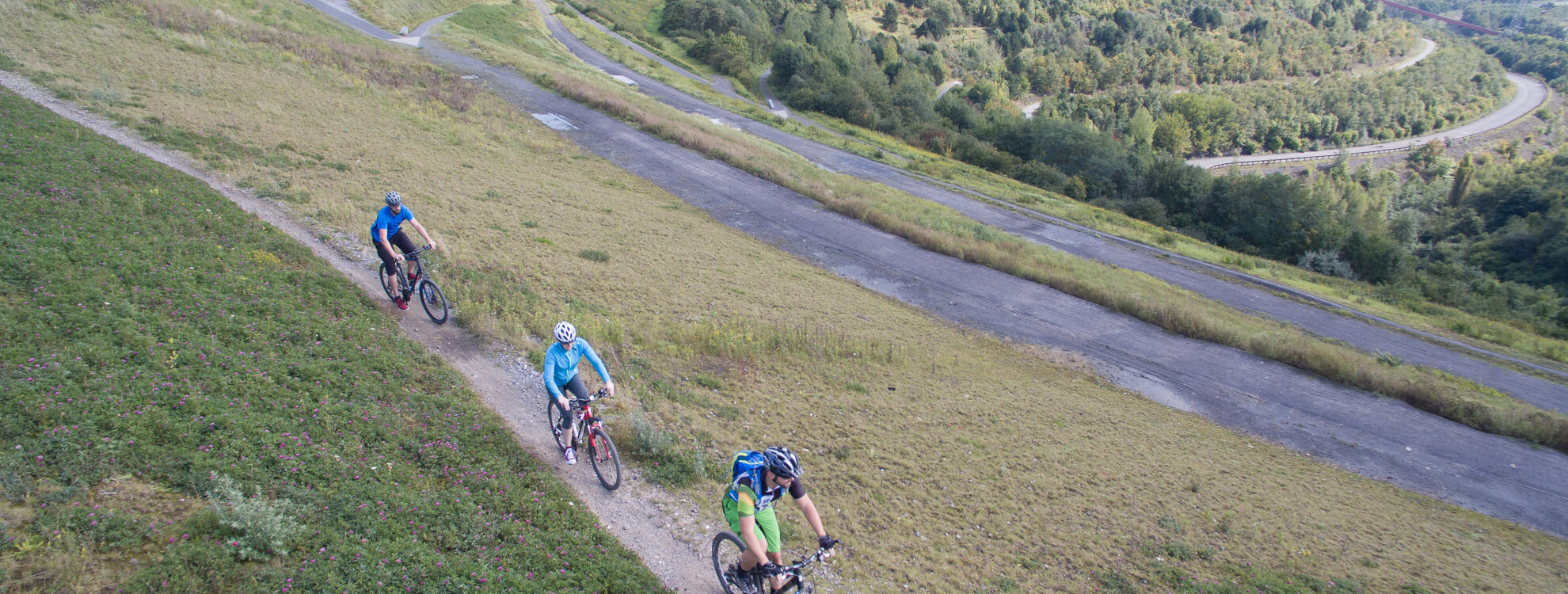 Das Foto zeigt Radfahrende auf ihren MTBs auf dem Crosscountry-Trail Hoheward in Herten
