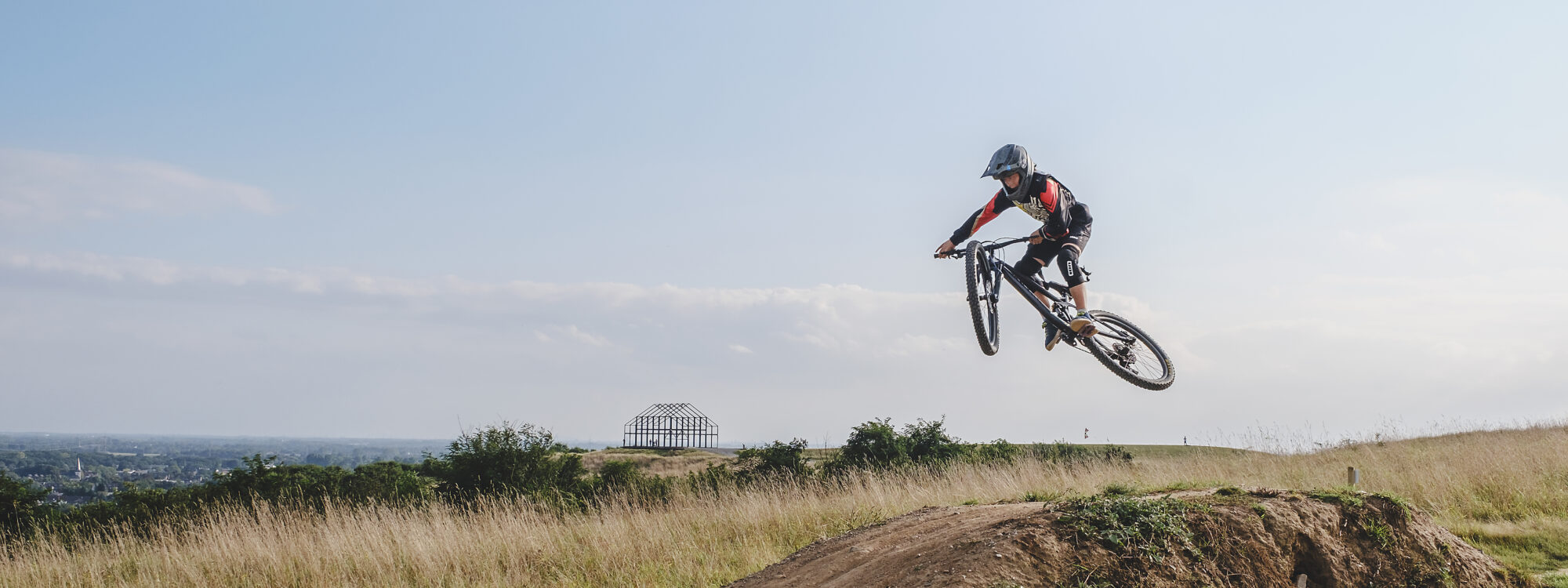 Das Foto zeigt einen Radfahrer auf einem Mountainbike auf dem Sparkassentrail auf der Halde Norddeutschland