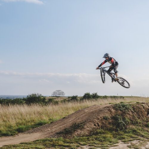 Das Foto zeigt einen Radfahrer auf einem Mountainbike auf dem Sparkassentrail auf der Halde Norddeutschland