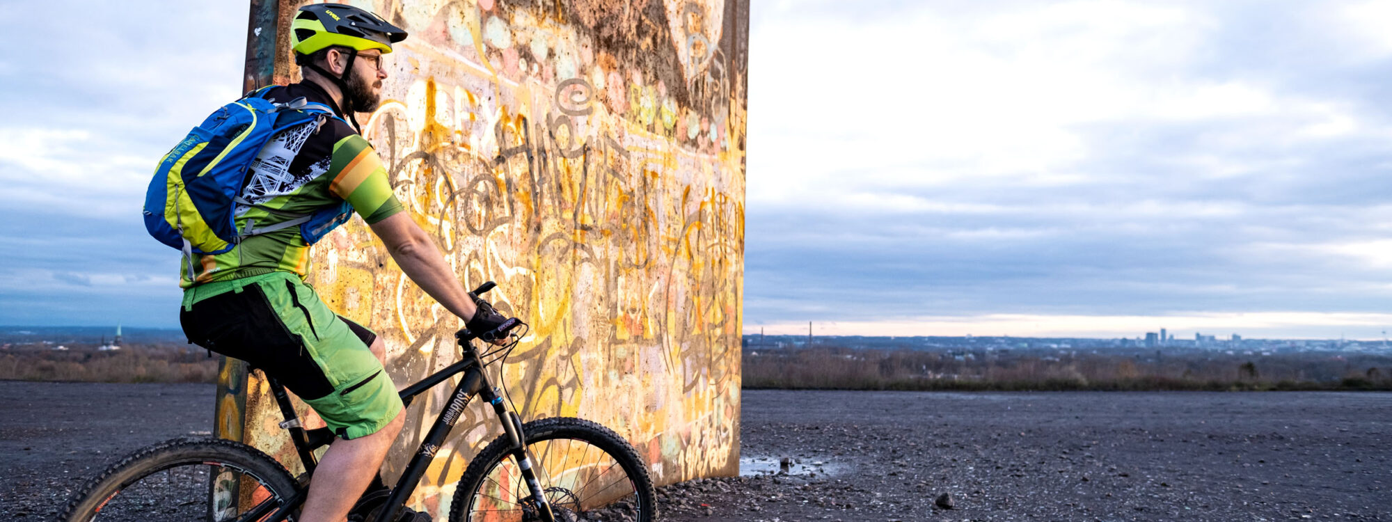 Das Foto zeigt einen Radfahrer auf seinem Mountainbike auf dem MTB Trail Brammen.Trail auf der Schurenbahhalde in Essen