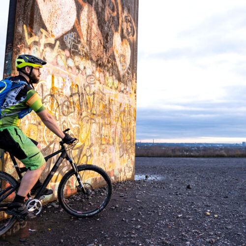 Das Foto zeigt einen Radfahrer auf seinem Mountainbike auf dem MTB Trail Brammen.Trail auf der Schurenbahhalde in Essen