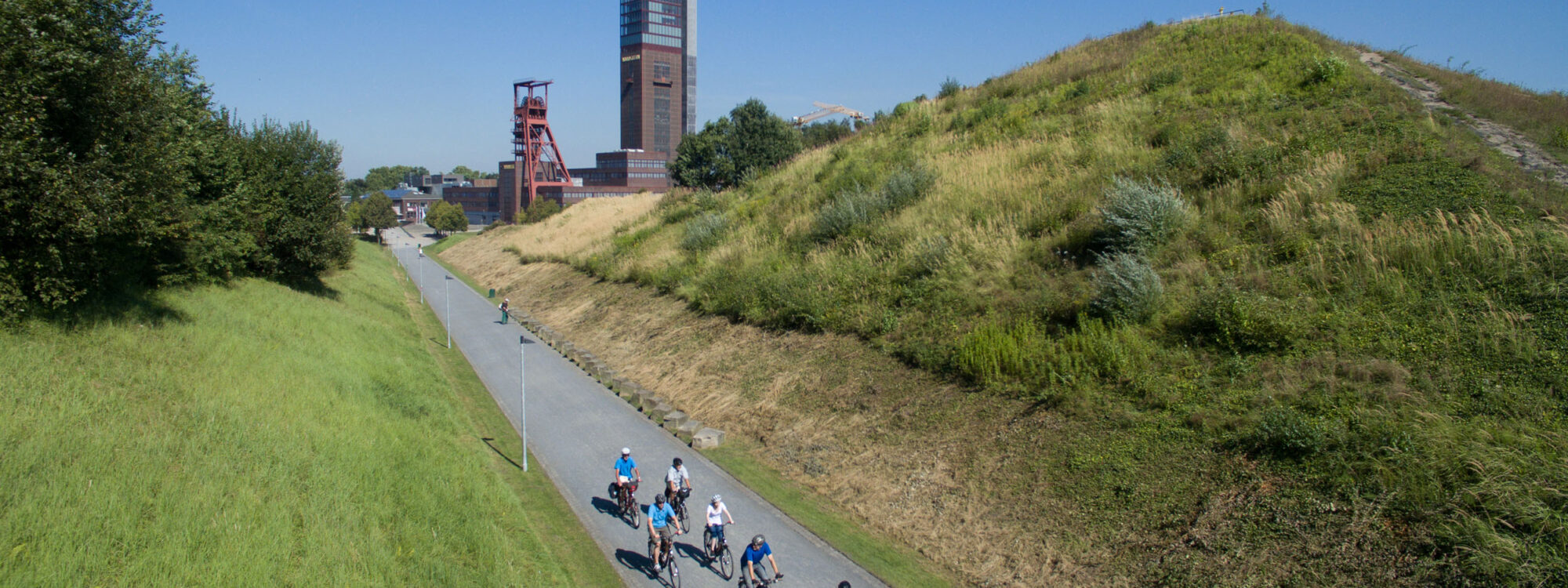 Das Foto zeigt Radfahrende im Nordsternpark Gelsenkirchen auf der RevierRoute Grubenfahrt