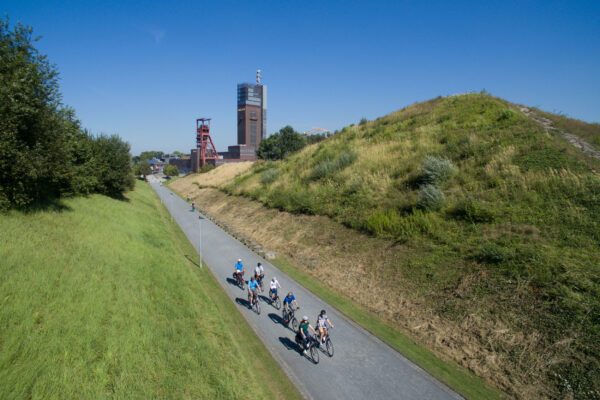 Das Foto zeigt Radfahrende im Nordsternpark Gelsenkirchen auf der RevierRoute Grubenfahrt