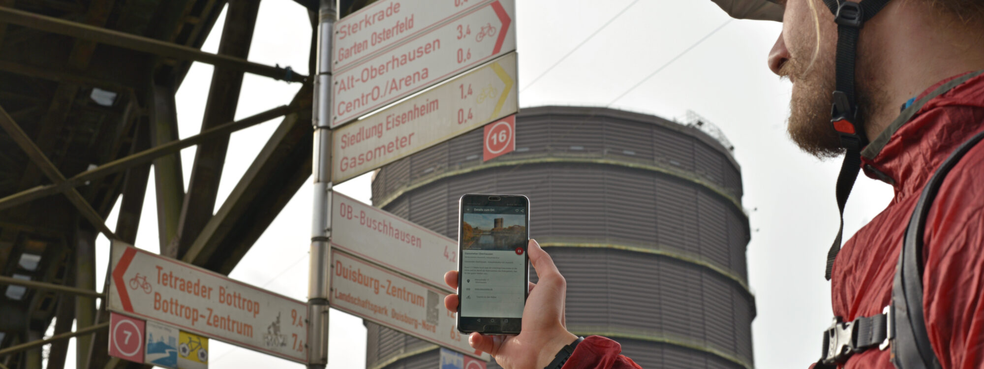 Das Foto zeigt einen Radfahrer mit dem digitalen radtourenplaner.ruhr auf dem Handy