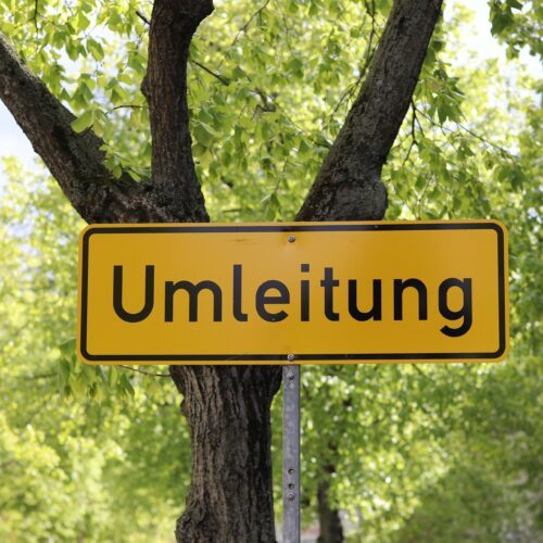 Das Foto zeigt ein Umleitungsschild für aktuelle Streckenhinweise und Umleitungen im radrevier.ruhr