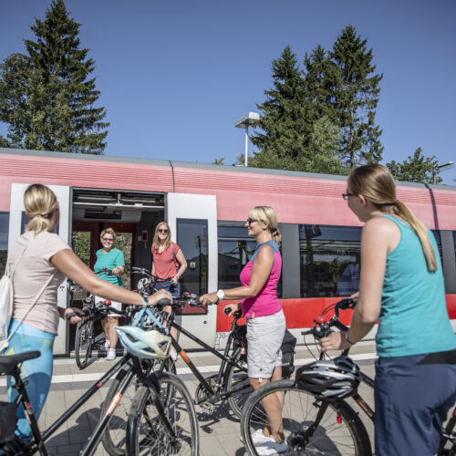 Das Foto zeigt eine Gruppe von Radfahrerinnen bei der Anreise mit der DB am Bahnhof