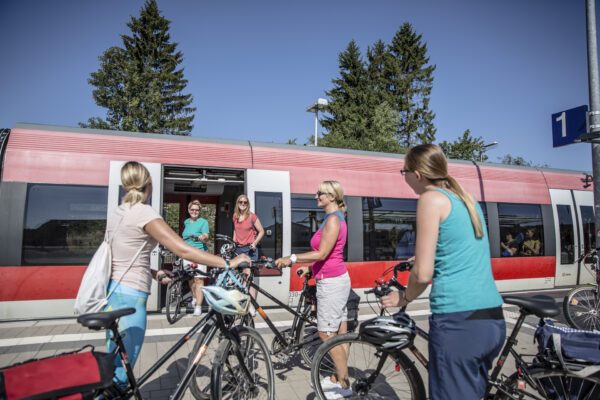 Das Foto zeigt eine Gruppe von Radfahrerinnen bei der Anreise mit der DB am Bahnhof