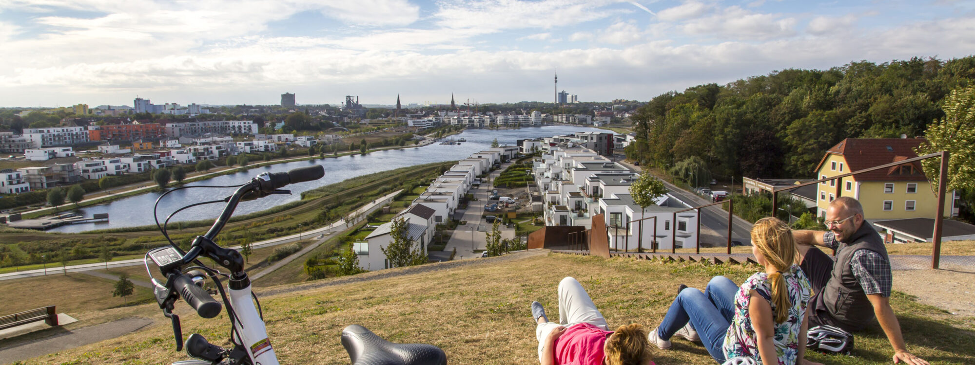 Das Foto zeigt Radfahrende beim Pause machen am Phönix See in Dortmund auf der RevierRoute Revierwasser