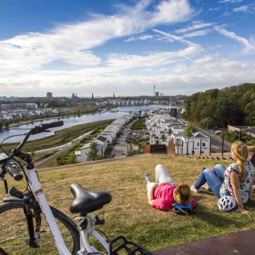 Das Foto zeigt Radfahrende beim Pause machen am Phönix See in Dortmund auf der RevierRoute Revierwasser