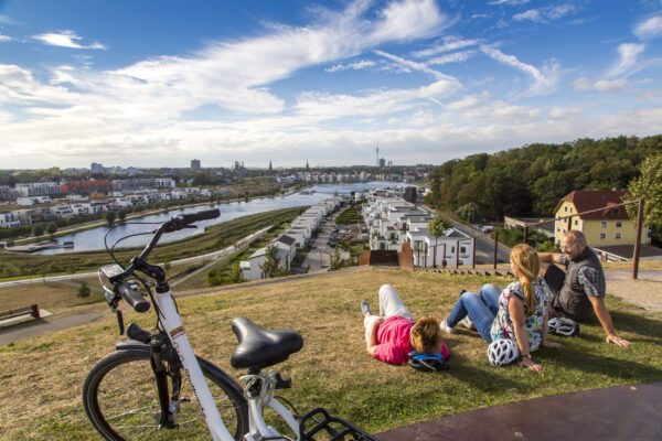 Das Foto zeigt Radfahrende beim Pause machen am Phönix See in Dortmund auf der RevierRoute Revierwasser