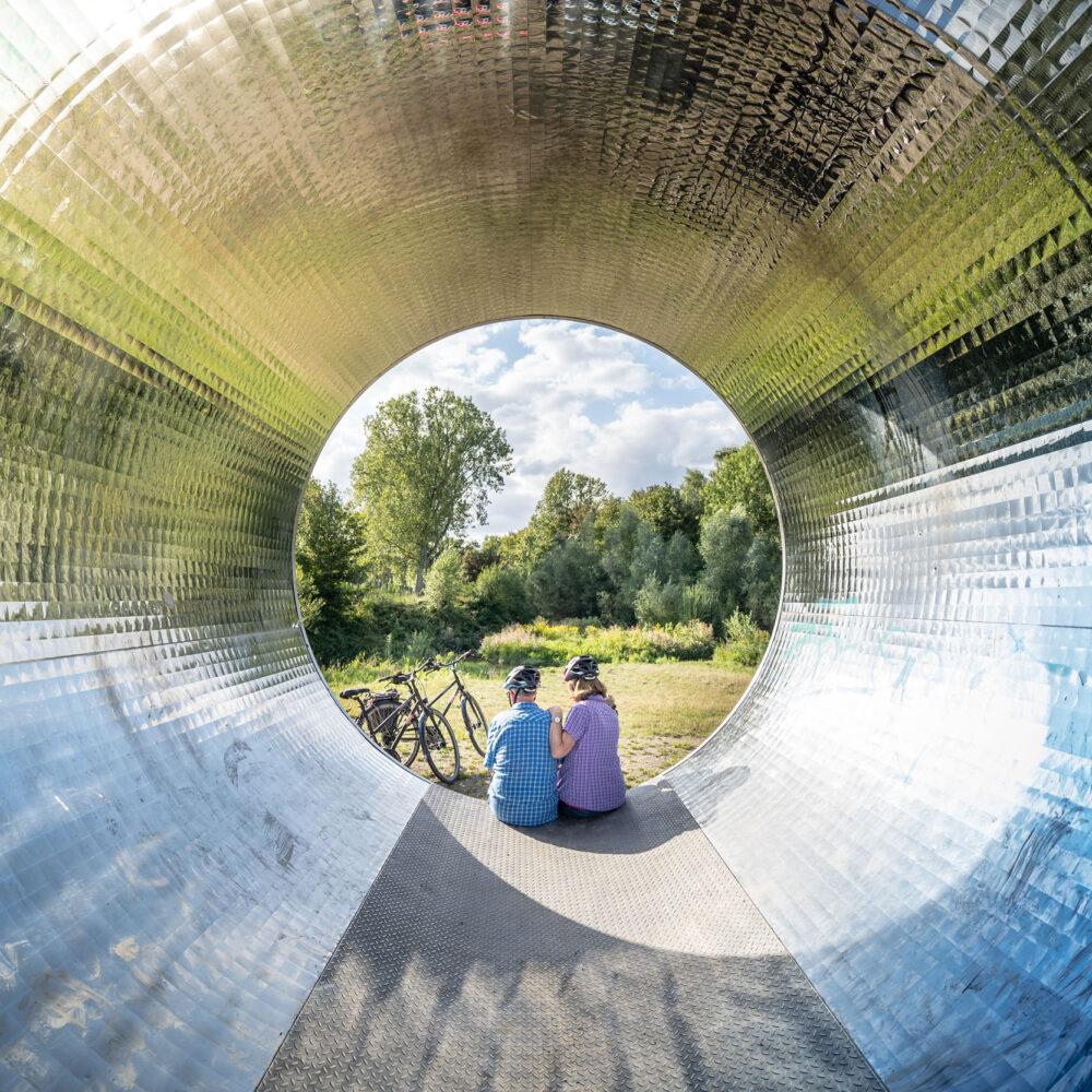 Das Foto zeigt Radfahrende in der Pixelröhre am Sesekeweg in Kamen bei der RevierRoute Zweistromland