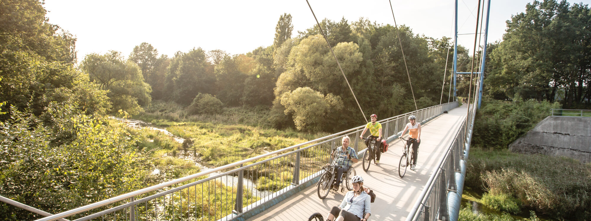 Das Foto zeigt Radfahrende auf der Römer-Lippe-Route auf einer Brücke in Haltern am See