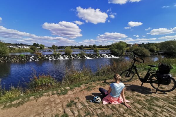 Das Foto zeigt eine Radfahrerin auf dem RuhrtalRadweg an den Ruhrkaskaden in Hattingen