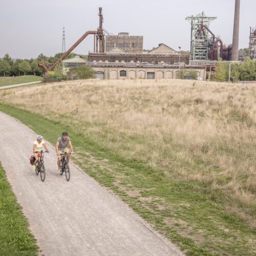 Das Foto zeigt Radfahrende auf dem RuhrtalRadweg an der Henrichshütte in Hattingen