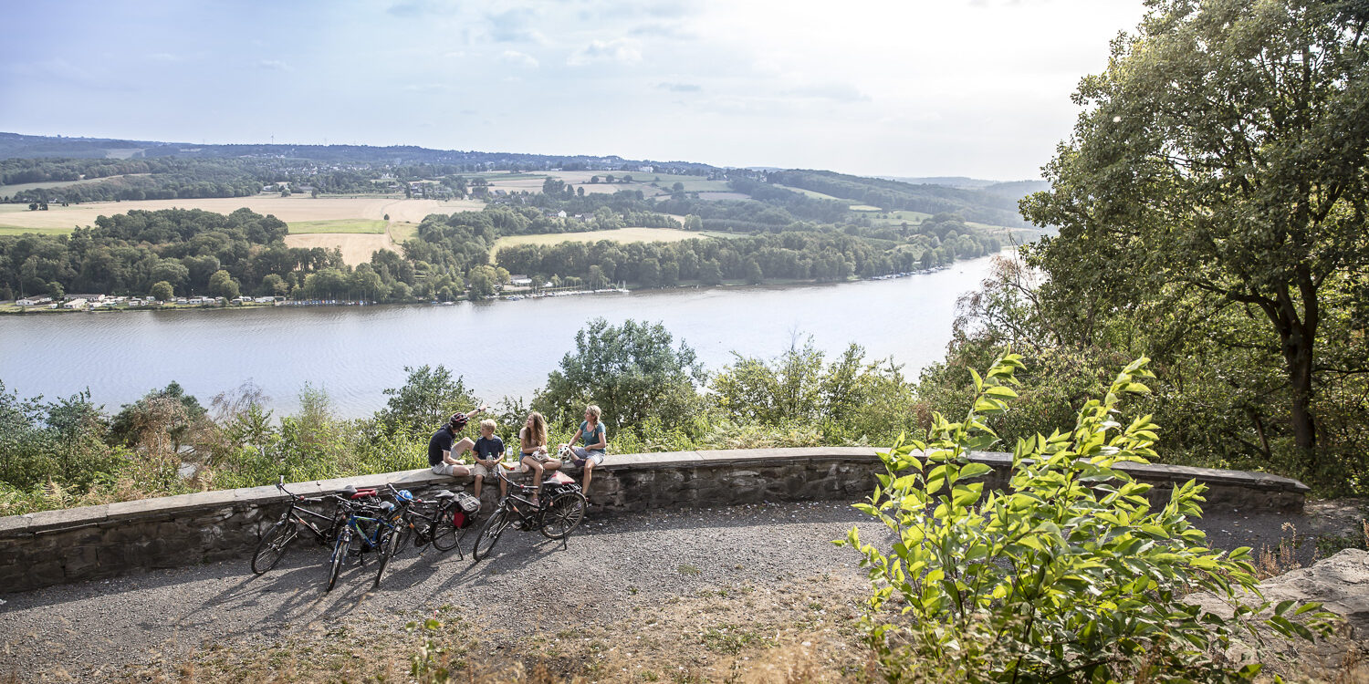 Das Foto zeigt Radfahrende auf dem RuhrtalRadweg am Aussichtspunkt Korteklippe in Essen