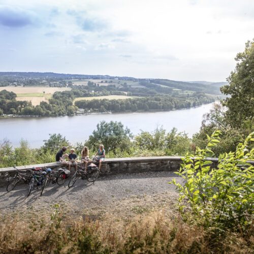 Das Foto zeigt Radfahrende auf dem RuhrtalRadweg am Aussichtspunkt Korteklippe in Essen