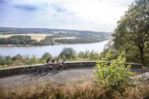 Das Foto zeigt Radfahrende auf dem RuhrtalRadweg am Aussichtspunkt Korteklippe in Essen