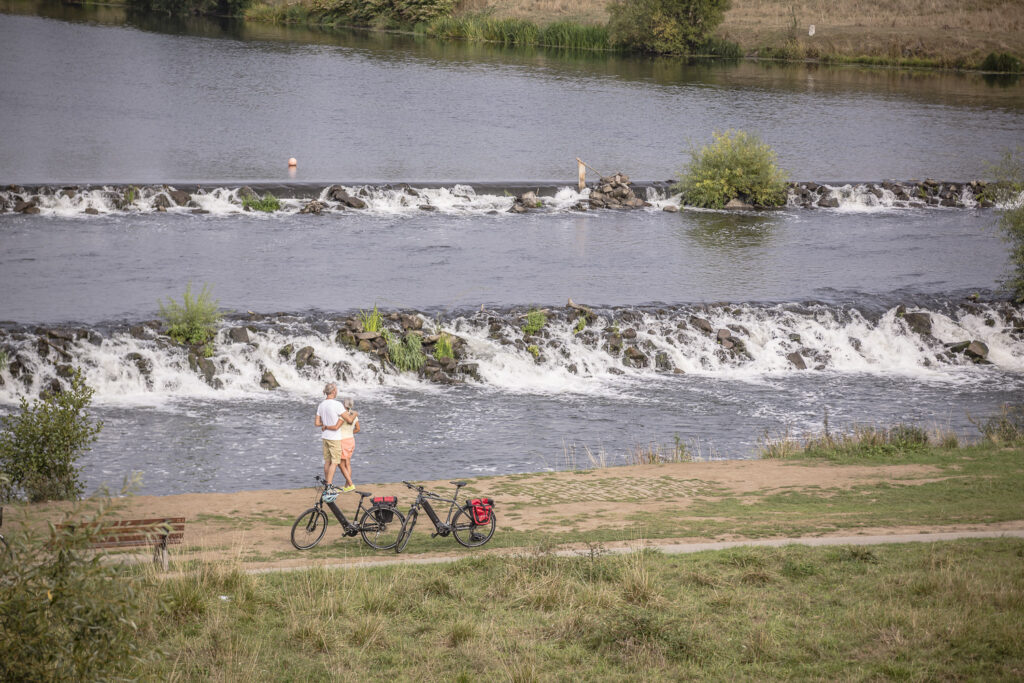 Das Foto zeigt Radfahrende auf dem RuhrtalRadweg an den Ruhrkaskaden in Hattingen