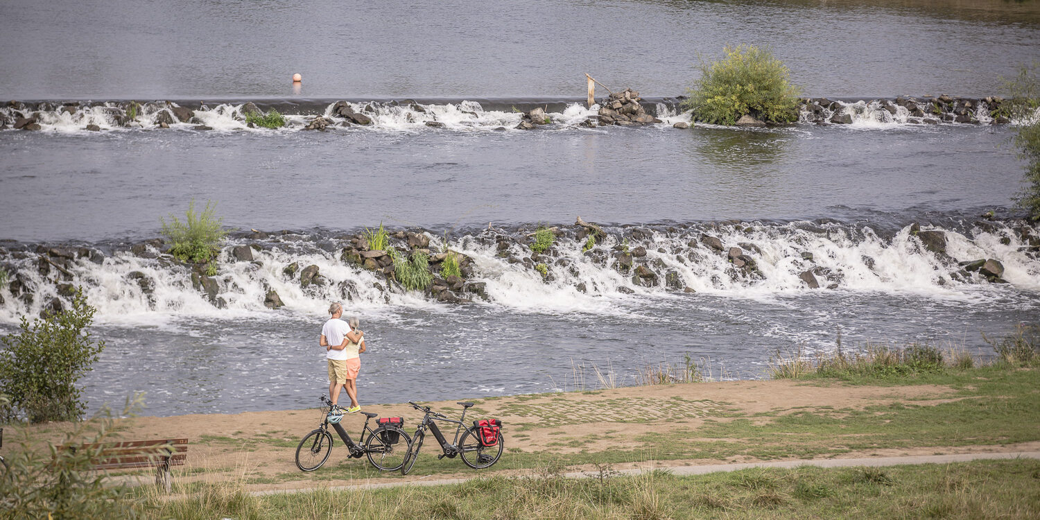 Das Foto zeigt Radfahrende auf dem RuhrtalRadweg an den Ruhrkaskaden in Hattingen