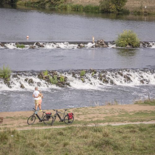 Das Foto zeigt Radfahrende auf dem RuhrtalRadweg an den Ruhrkaskaden in Hattingen