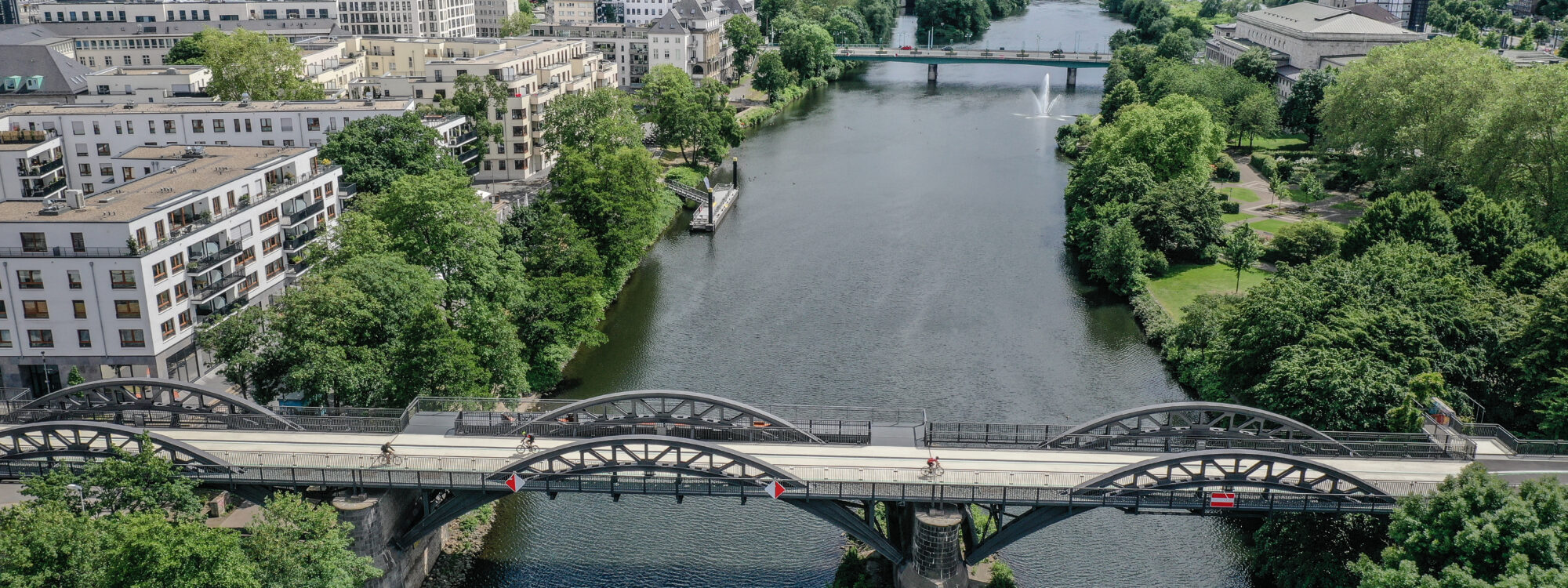 De foto toont fietsers op de Radschnellweg Ruhr, RS 1 in Mülheim an der Ruhr op de RevierRoute GartenStadt