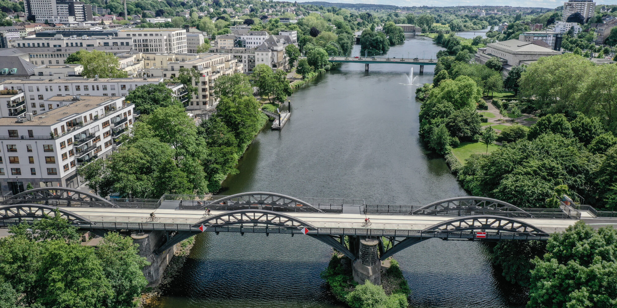 Das Foto zeigt Radfahrende auf dem Radschnellweg Ruhr, RS 1 in Mülheim an der Ruhr auf der RevierRoute GartenStadt