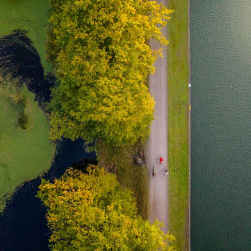 Das Foto zeigt Radfahrende auf ihrem Gravelbike auf dem Radweg am Rhein-Herne-Kanal