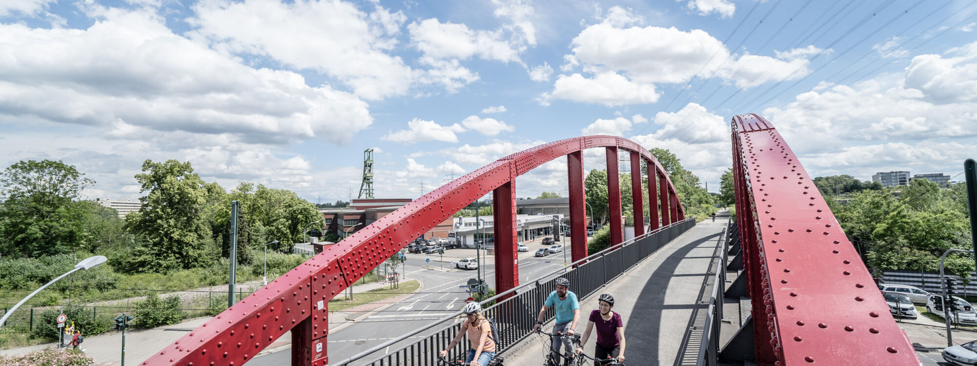 Das Foto zeigt Radfahrende auf der Rheinische Bahn in Essen bei der RevierRoute Grubenfahrt