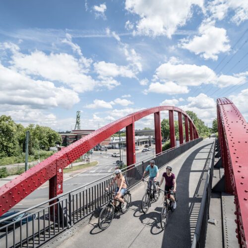 Das Foto zeigt Radfahrende auf der Rheinische Bahn in Essen bei der RevierRoute Grubenfahrt
