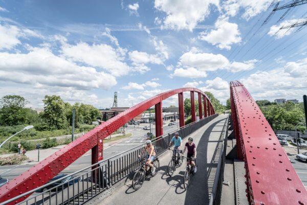 Das Foto zeigt Radfahrende auf der Rheinische Bahn in Essen bei der RevierRoute Grubenfahrt