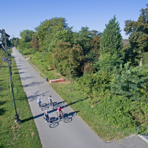 Das Foto zeigt Radfahrende auf der Rheinische Bahn in Essen bei der RevierRoute Grubenfahrt