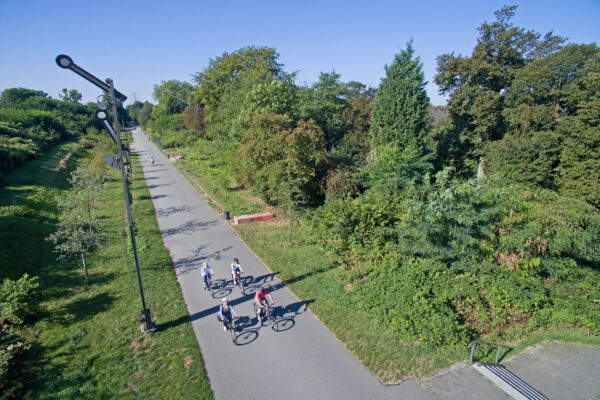 Das Foto zeigt Radfahrende auf der Rheinische Bahn in Essen bei der RevierRoute Grubenfahrt