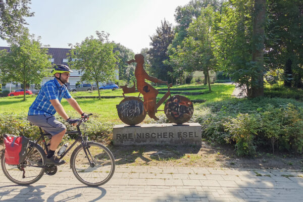 Das Foto zeigt einen Radfahrer auf dem Rheinischen Esel in Witten auf der RevierRoute Schwarzes Gold