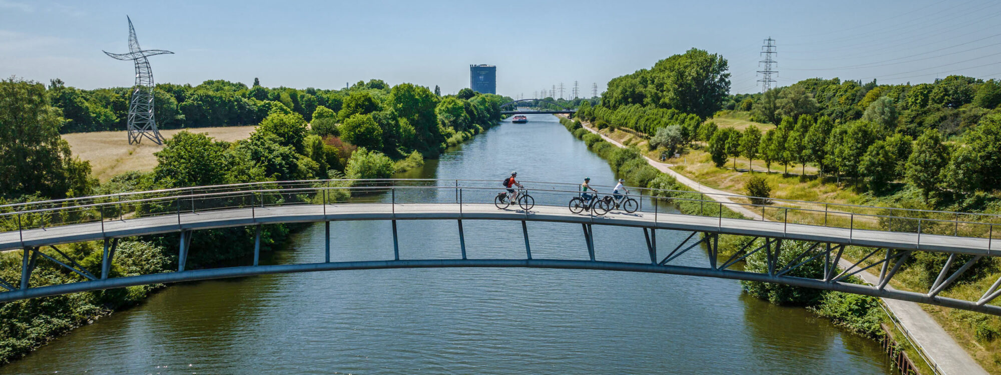 Das Foto zeigt Radfahrende auf der Ripshorster Brücke am Rhein-Herne-Kanal in Oberhausen
