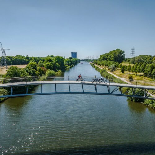 Das Foto zeigt Radfahrende auf der Ripshorster Brücke am Rhein-Herne-Kanal in Oberhausen