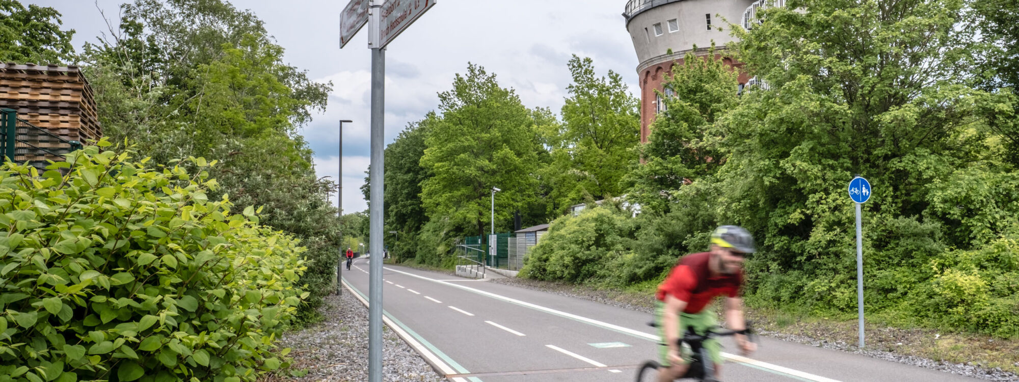 Das Foto zeigt einen Radfahrer beim Bahntrassenradeln auf derm Radschnellweg Ruhr, RS 1 vor der Camera Obscura in Mülheim an der Ruhr