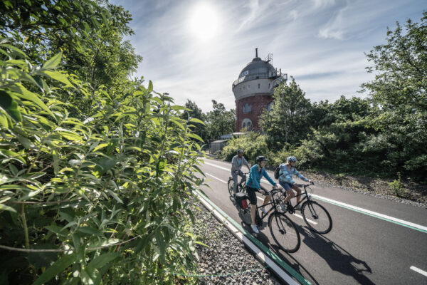 Das Foto zeigt Radfahrende beim Bahntrassenradeln auf derm Radschnellweg Ruhr, RS 1 vor der Camera Obscura in Mülheim an der Ruhr