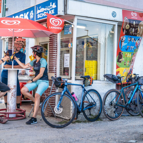 Das Foto zeigt Radfahrende mit ihren Gravel Bikes am Schalke Kiosk in Gelsenkirchen