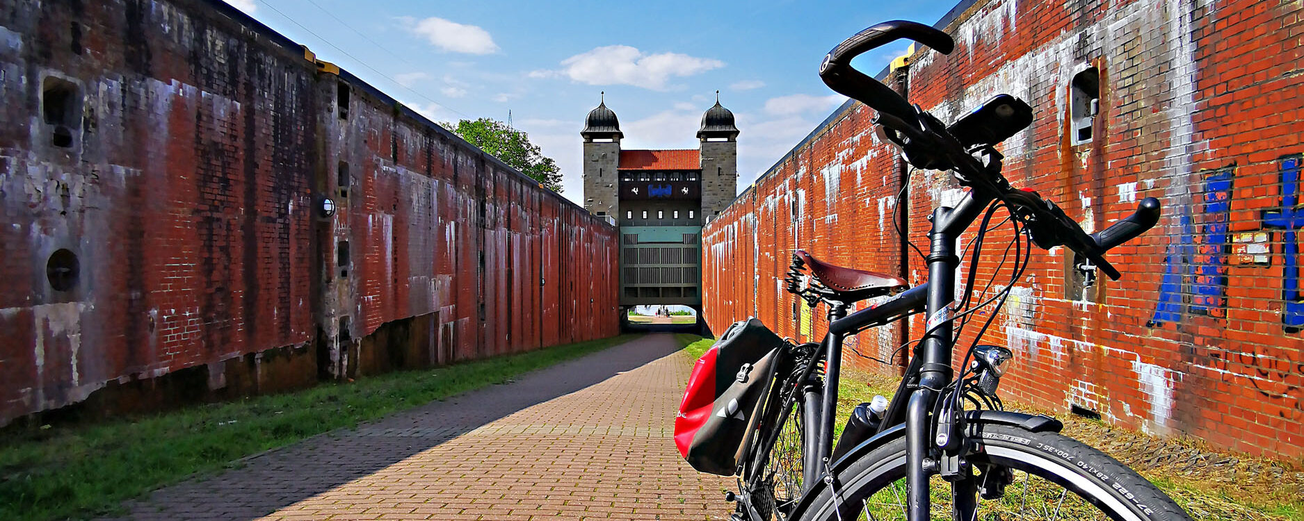 Das Foto zeigt ein Fahrrad an der Schleuse am Schiffshebewerk Henrichenburg in Waltrop