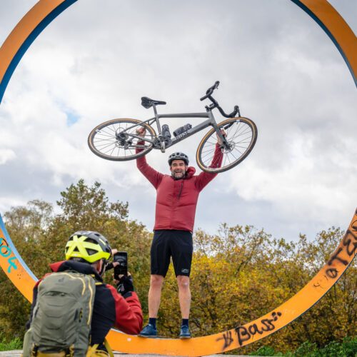 Das Foto zeigt einen Radfahrer mit seinem Gravelbike im Schweriner Ring in Castrop-Rauxel