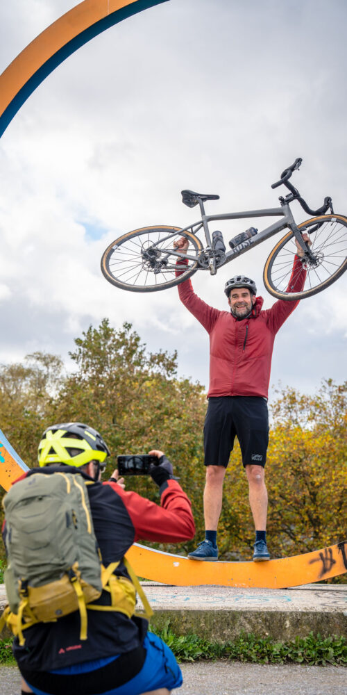 Das Foto zeigt einen Radfahrer mit seinem Gravelbike im Schweriner Ring in Castrop-Rauxel