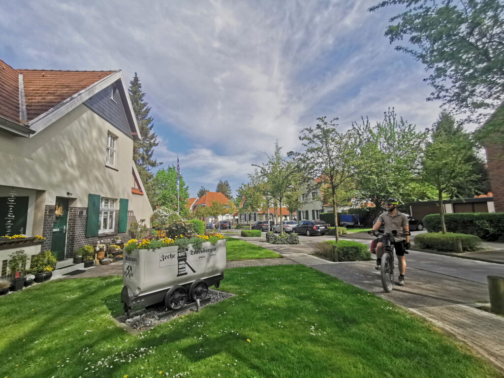 Das Foto zeigt einen Radfahrer in der Arbeitersiedlung Teutoburgia in Herne