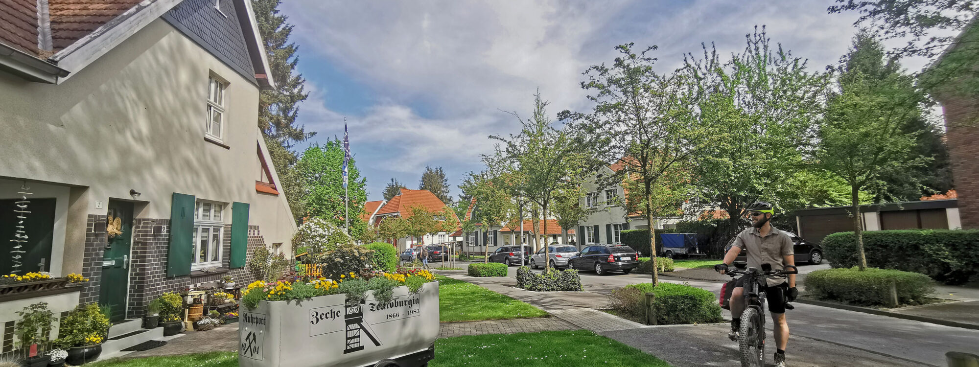 Das Foto zeigt einen Radfahrer in der Arbeitersiedlung Teutoburgia in Herne