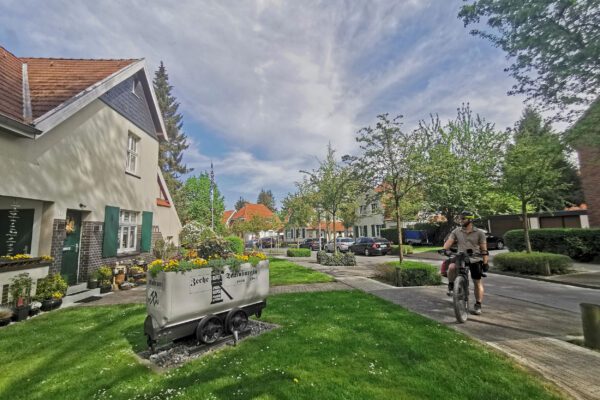 Das Foto zeigt einen Radfahrer in der Arbeitersiedlung Teutoburgia in Herne